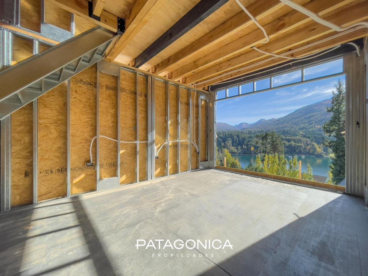 Interior con ventanal al lago