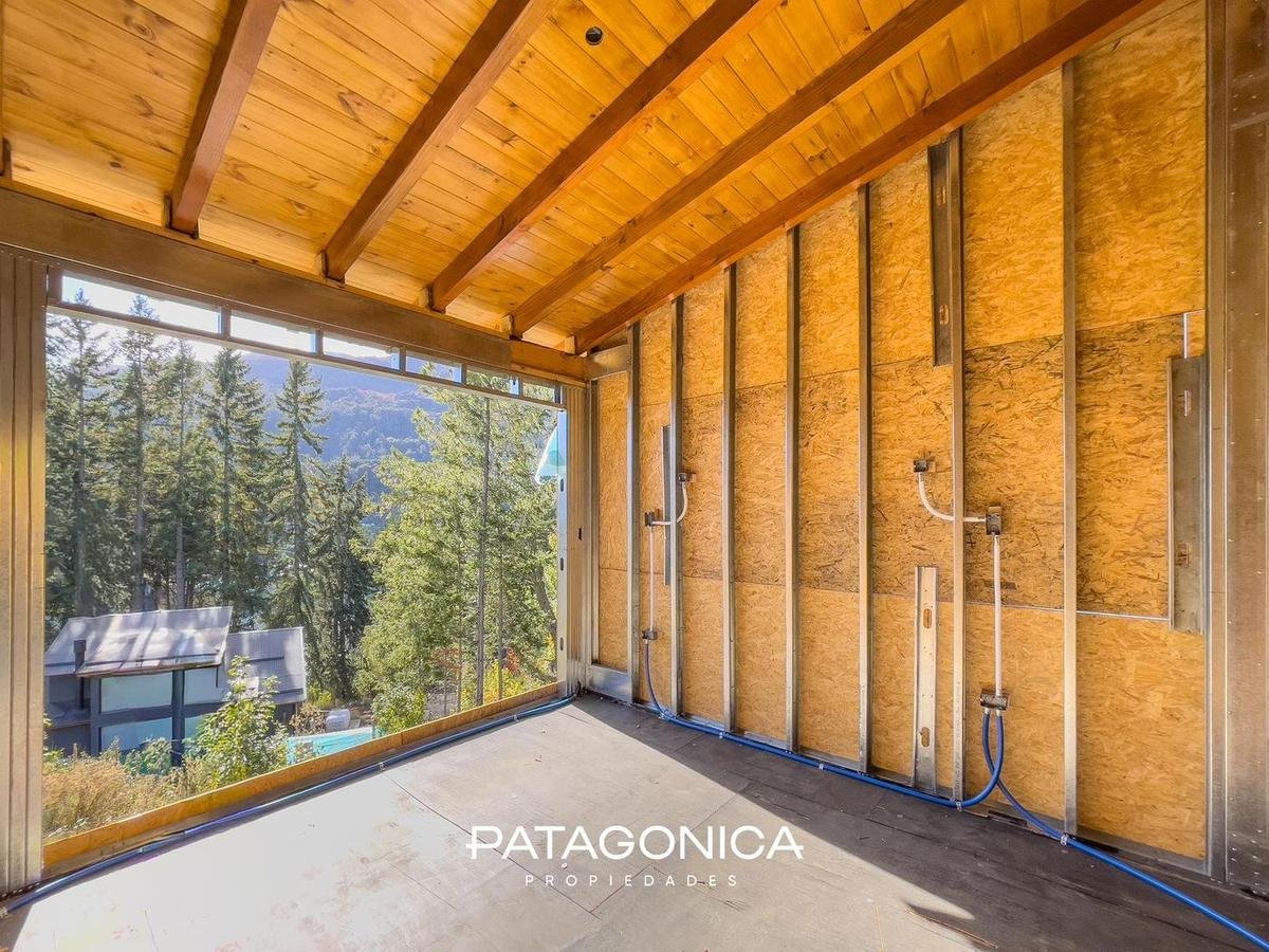 Interior con vista al bosque