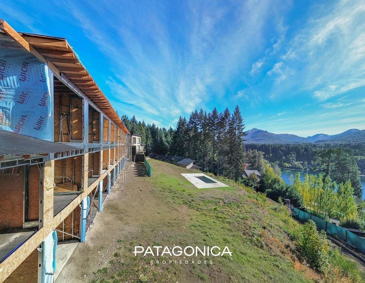 Fachada y parque