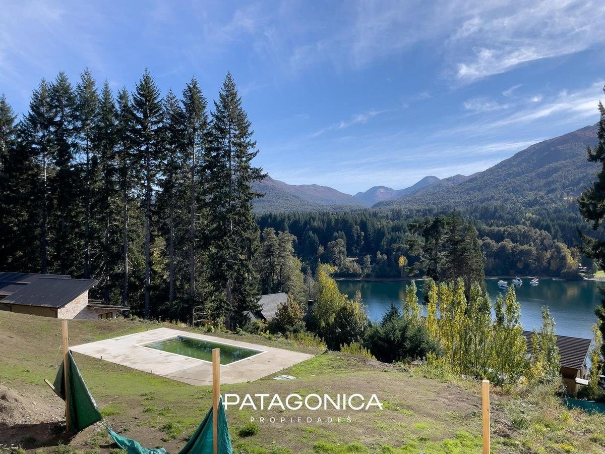 El lago desde el predio