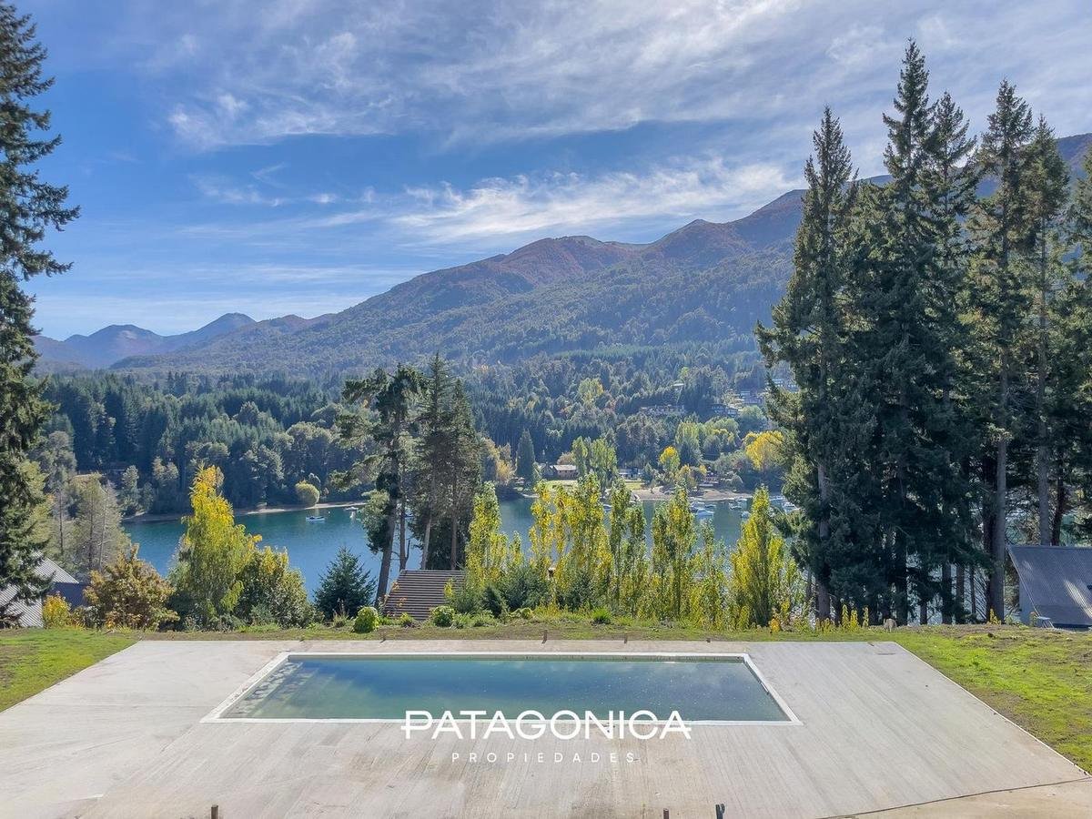 Piscina con vista al lago