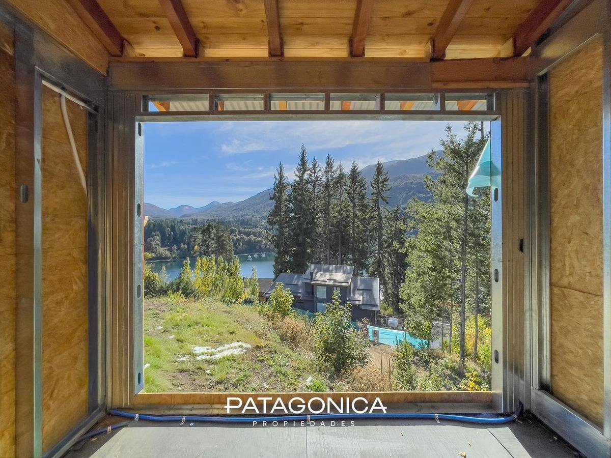 Ventanal con vista al lago